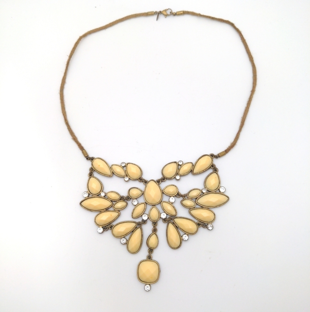 Vintage Cream Bibb Statement Necklace - Picture 4 of 16
